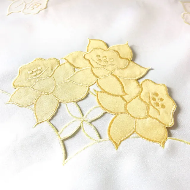 【LASSLEY】花朵刺繡長形桌巾｜茶几巾-110X180cm(裝飾巾 長方桌 茶几桌 客廳 餐桌 桌布 百合花 淺黃 米白)