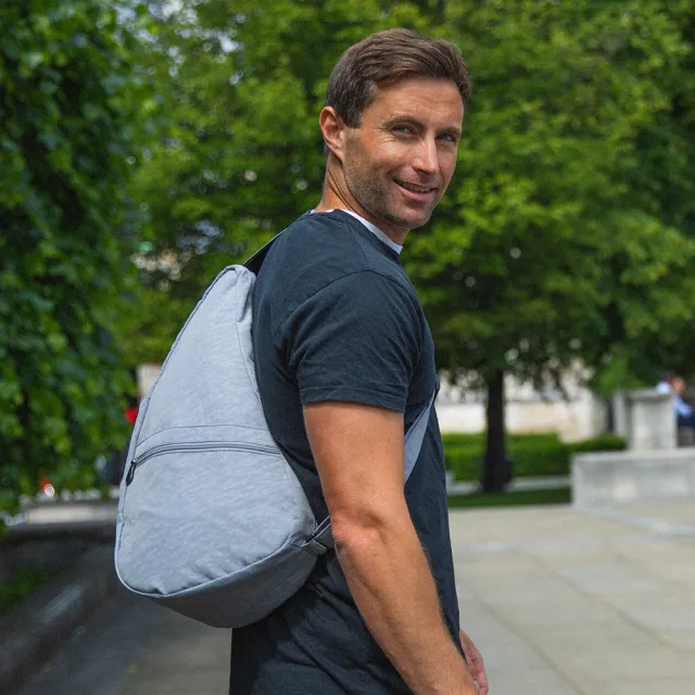 【HEALTHY BACK BAG】官方直營-基本款 TEXTURED NYLON MEDIUM 斜背包-銀河灰  男包 女包 側背包 斜背包