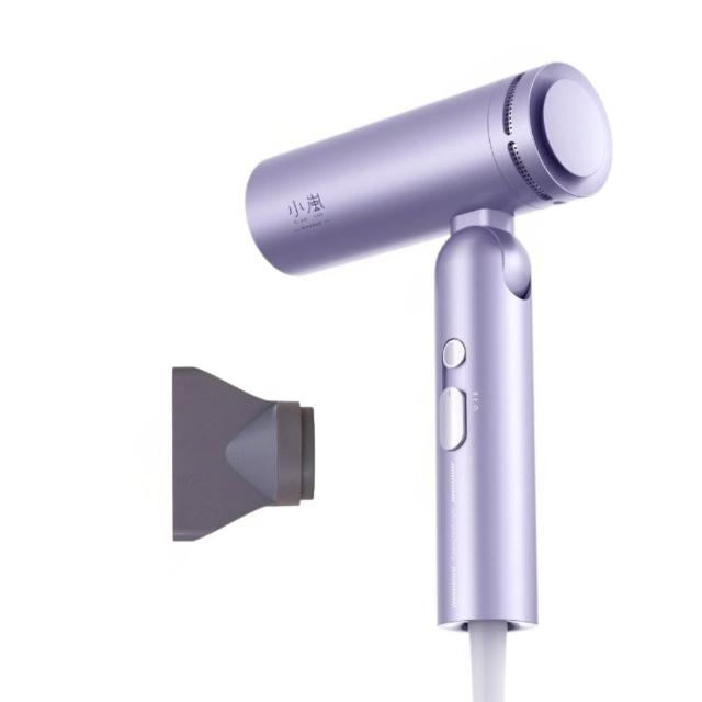  Meekee MK-DRYER 立式吹風機，採用1200W強力瓦數，提供五段溫度與三段風速調整，適合快速乾髮與熱風迴圈。主機尺寸119~148cm可伸縮調整，重量僅3.45kg，粉紅色或綠色系設計輕巧美觀。內建安全溫度保護裝置，配備磁吸式遙控器、底盤與支撐桿，110V電壓適用臺灣，中國製造，1年保固，BSMI許可字號R55207，讓您輕鬆享受專業級吹風體驗！ 