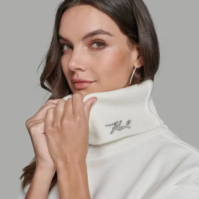 【KARL LAGERFELD 卡爾】晶鑽LOGO別針高領毛衣 雲舞白