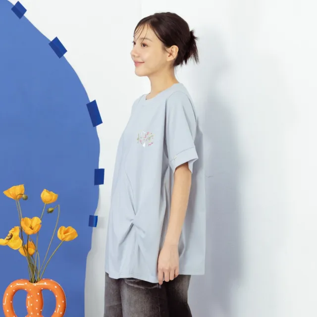 【MOSS CLUB】兔寶彩帶印花扭結開衩短袖棉T 藍 白(魅力商品)