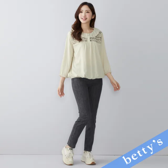 【betty’s 貝蒂思】胸前壓褶手繡荷葉邊翻領上衣(米白)