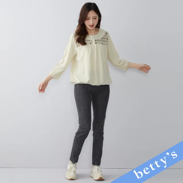【betty’s 貝蒂思】胸前壓褶手繡荷葉邊翻領上衣(米白)