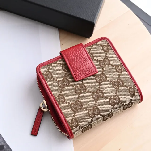 【GUCCI 古馳】經典雙G緹花布雙面扣式零錢短夾(駝/紅)