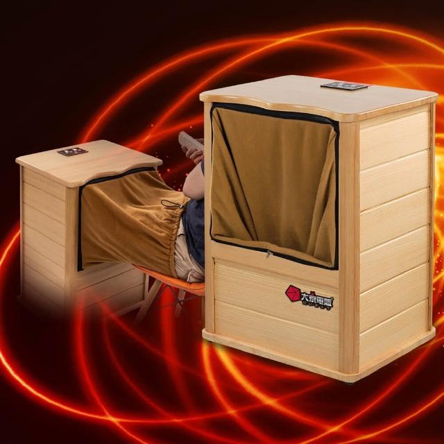  大京電販 BY010079 小型桑拿桶，採用優質鐵杉木材質製作，尺寸56x46x73cm，適合居家使用。具備紅外線加熱功能、定時控制及微電腦面板，可泡至小腿肚，免用水設計更便利。內建腳底穴珠按摩，幫助舒緩疲勞，提升血液迴圈。電壓110V/60Hz，功率400W，保固1年，BSMI認證R53615。包裝含原木桶身、保暖綁絨布套及說明書，是居家養生泡腳的理想選擇。 