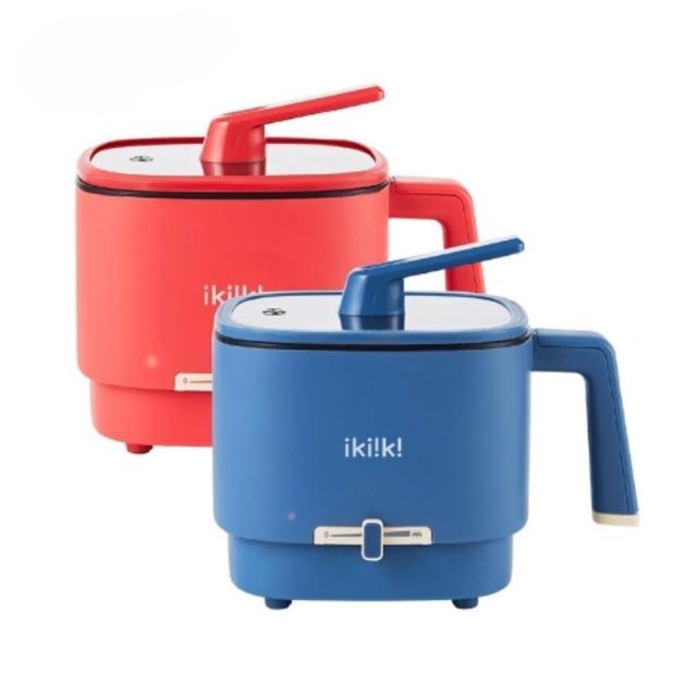 Ikiiki伊崎 IK-TK43 Ikiiki 伊崎 IK-TK43 雙電壓輕旅隨行鍋,適合出國旅行或居家使用,支援110V~220V國際電壓,600W功率快速加熱。內膽採用鋁合金+不沾塗層,易清潔不黏鍋,透明玻璃上蓋方便監控烹煮過程。容量約1公升(最高0.8公升),附304不鏽鋼蒸架,可蒸煮多樣料理。輕巧設計,本體重量僅1.03kg,外包裝尺寸W255xD200xH185mm,紅色(IK-TK4301)或藍色(IK-TK4302)選擇,產地中國,原廠保固一年。完美結合便利與實用,是您的旅行電鍋首選!