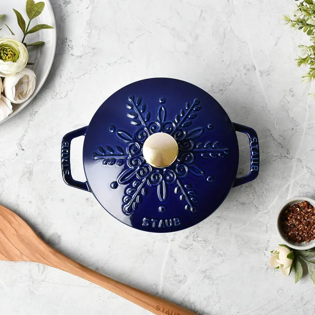 【STAUB】雪花雕花琺瑯鑄鐵鍋和食鍋16cm-深藍色(德國雙人牌集團官方直營)