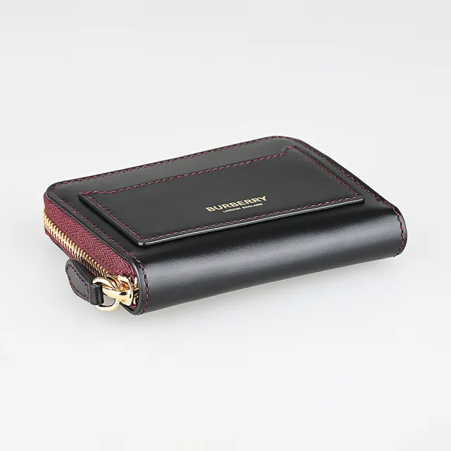 【BURBERRY 巴寶莉】BURBERRY 金字LOGO牛皮車線飾邊4卡拉鍊零錢包(黑x酒紅)