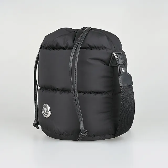【MONCLER】MONCLER Caradoc金屬銀字LOGO尼龍抽繩手提/肩背水桶包(黑)