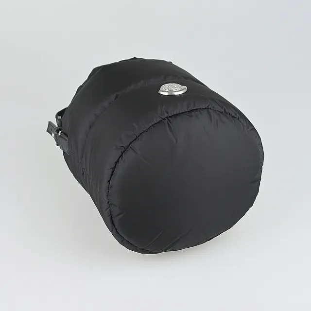 【MONCLER】MONCLER Caradoc金屬銀字LOGO尼龍抽繩手提/肩背水桶包(黑)
