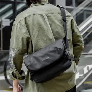 【MoonDy】斜背包 郵差包 男生包包 大容量防水側背包 通勤休閒肩背包 電腦包