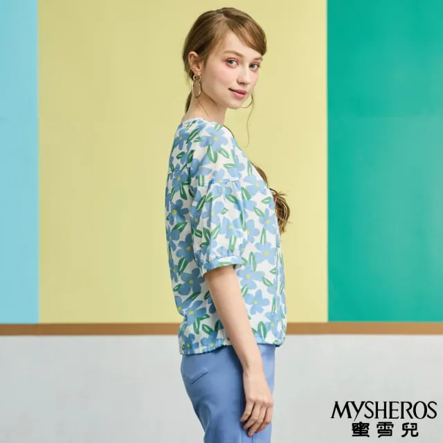 【MYSHEROS 蜜雪兒】純綿造型上衣 微V領銀邊排釦 滿版印花五分袖(淺藍)