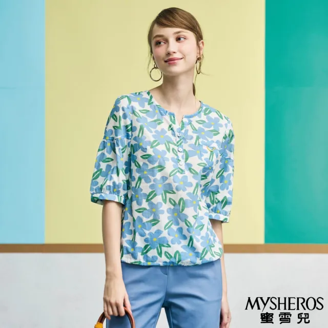 【MYSHEROS 蜜雪兒】純綿造型上衣 微V領銀邊排釦 滿版印花五分袖(淺藍)