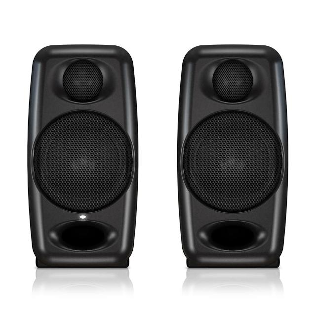 IK Multimedia iLoud Micro Monitor 是一款高品質的監聽音箱，設計輕巧且音質優異，適合音樂製作與音響工程使用。黑色系外觀簡潔時尚，尺寸為180mm x 135mm x 90mm，重量僅1.7公斤，便於攜帶與安裝。無需額外配件，提供1年保固服務。