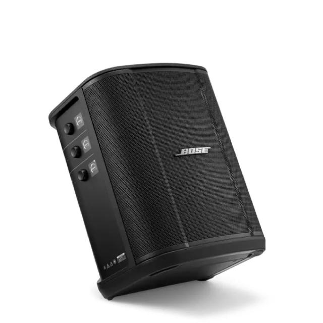  BOSE S1 Pro 組合式音響是專業級便攜音響系統，支援藍芽連線與USB播放，尺寸高42cm x 寬35.5cm x 深32cm，重量僅6.5kg，黑色設計輕巧易攜。播放模式包括迴圈、隨機與單曲，micro USB介面，無WiFi支援。產地中國，1年保固，NCC認證CCAK22Y10110T9，BSMI R33807，適合戶外活動或小型表演使用，提升音質體驗。 