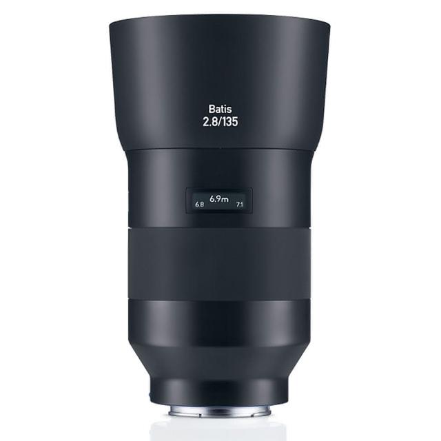  ZEISS 蔡司 Batis 2.8/135 是一款專業標準定焦鏡頭，專為 Sony E-mount 相機設計，重量約 401g~600g，提供優異的畫質與光圈表現。公司貨來源，享有 3 年保固（詳細以官網公告為準），適合人像與景物拍攝，依盒上保固期為準。 
