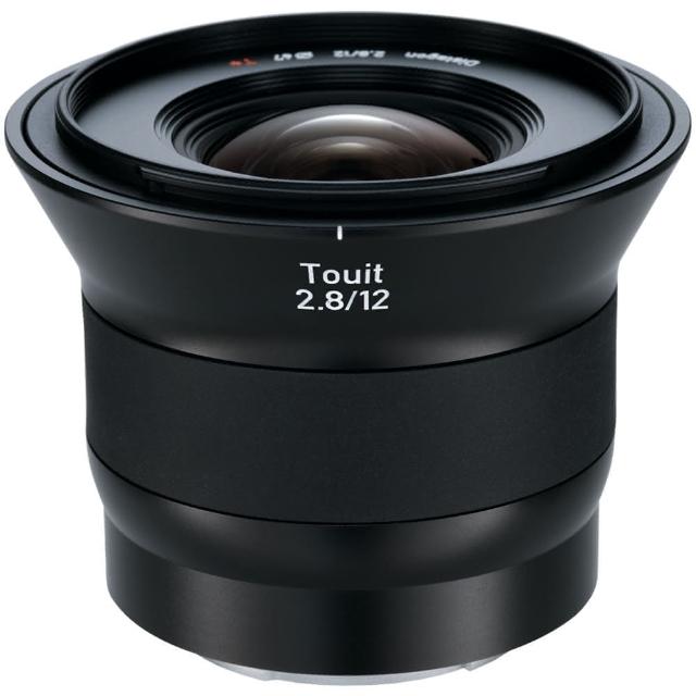 ZEISS 蔡司 Touit 2.8/12 超廣角定焦鏡頭，專為 SONY E-Mount 相機設計，12mm 焦距提供 99° 廣闊視角，f/2.8 大光圈捕捉細膩影像。採用 8 組 11 片鏡片結構與 9 片光圈葉片，確保高解析度與柔美散景。輕巧僅 270g、直徑 88mm x 長 68mm，濾鏡尺寸 67mm，適合風景、建築攝影。公司貨提供 24 個月保固，ZEISS 蔡司 Touit 系列鏡頭帶來德國工藝品質，超廣角定焦鏡頭首選。 