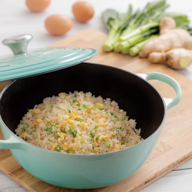 【Le Creuset】琺瑯鑄鐵鍋媽咪鍋26cm(肉豆蔻/貝殼粉/櫻桃紅/火焰橘)