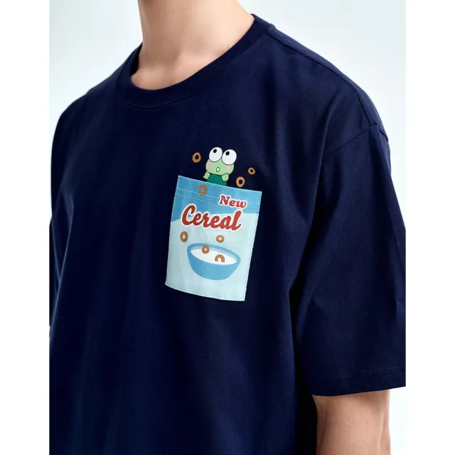 【CACO】男團大眼蛙麥片盒口袋短T(L1SA021)