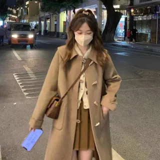【Uicy】韓版小個子卡其牛角扣長版外套 外套防曬外套女裝 J263