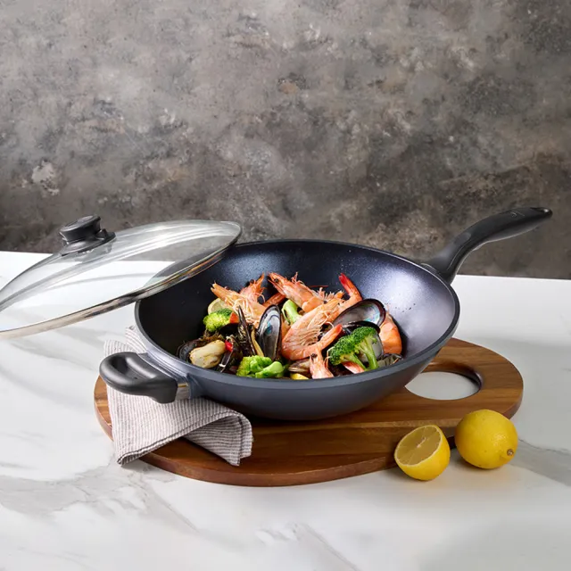 【CorelleBrands 康寧餐具】WORLD KITCHEN 大金藍寶石鑄造不沾深炒鍋32cm+24cm湯鍋(含蓋)