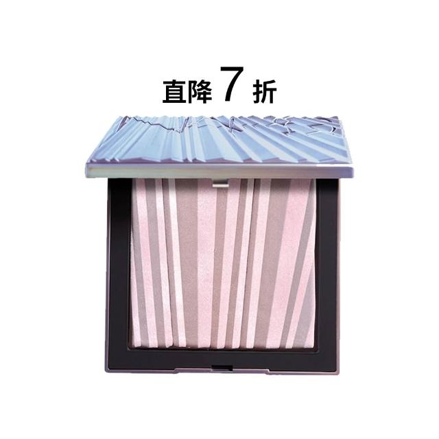 NARS 星漾幻境打亮餅 NARS 星漾幻境打亮餅,輕盈質地完美貼合肌膚,提供24小時持妝效果,輕拍即可打造自然光采與完美妝容。適合用於臉頰、鼻樑、眉骨等重點部位,提升整體膚色明亮度與立體感,讓妝容更持久、更閃亮。