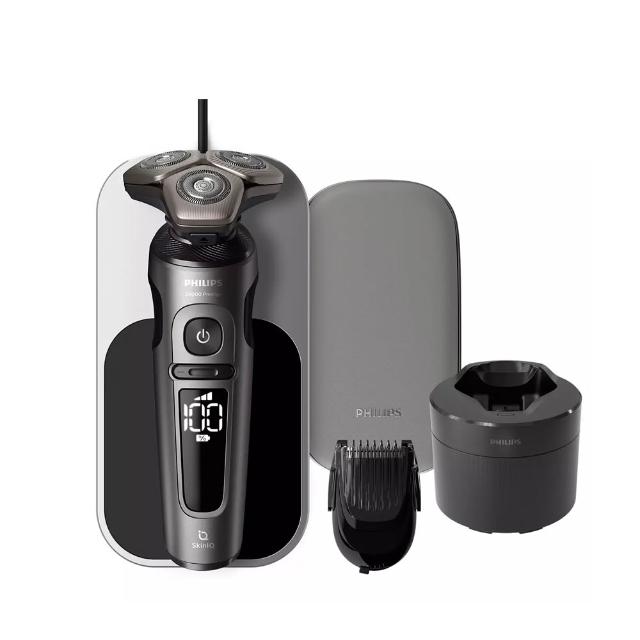 飛利浦 PHILIPS SP9882/37 電動刮鬍刀採用三刀頭浮動設計，提供貼合肌膚的舒適刮鬍體驗。全機可水洗，充電1小時約可使用60分鐘，支援國際電壓100-240V，適合出國使用。附電量顯示功能，標準配件含充電器，重量輕巧僅1350g（含彩盒）。每2年更換SH91刀頭，享有2年保固及BSMI R33048認證。專業男士個人衛生用品，飛利浦客戶服務專線0800-231-099。 