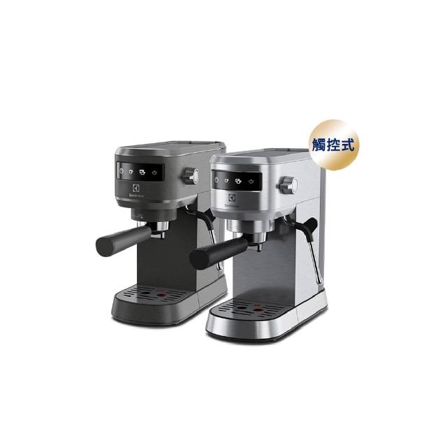 Electrolux 伊萊克斯 E5EC1-51ST 半自動咖啡機，採用優質不鏽鋼機身，銀色系設計精緻時尚，尺寸長412 x 寬147 x 高304 mm，輕巧僅3.9 Kg，適閤家用。配備20 Bar 高壓幫浦，沖泡濃鬱香醇義式咖啡；水箱容量0.5-1公升，方便補水；1100-1200W 功率快速加熱；配件包含把手及咖啡量匙。產地中國，BSMI 許可 R33428，享1年保固。完美選擇您的居家咖啡生活！