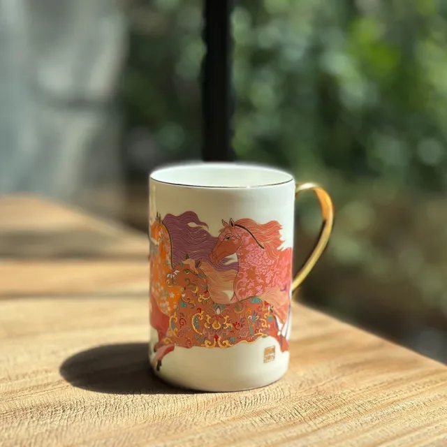 【TALES 神話言】駿馬奔騰-藝術骨瓷馬克杯-財水造庫組(文創 藝術 禮品 送禮)