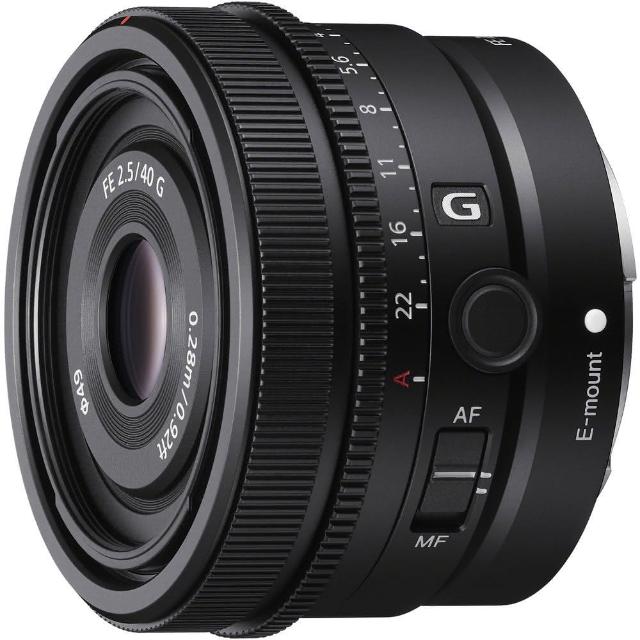  SONY 索尼 SEL40F25G 是一款輕巧標準定焦鏡頭，焦距 40mm、光圈 F2.5，視角 57 度，提供恆定光圈與優異銳利度。採用 9 群 9 枚鏡片結構、7 葉光圈設計，放大倍率達 x 0.23（手動對焦），濾鏡尺寸 49mm，直徑 68 x 45 mm、重量僅 173g。適合 SONY E-Mount 無反相機，標準定焦功能完美捕捉日常影像。公司貨，享 12 個月保固。高畫質 G 系列鏡頭，SEO 最佳化日常攝影利器。 