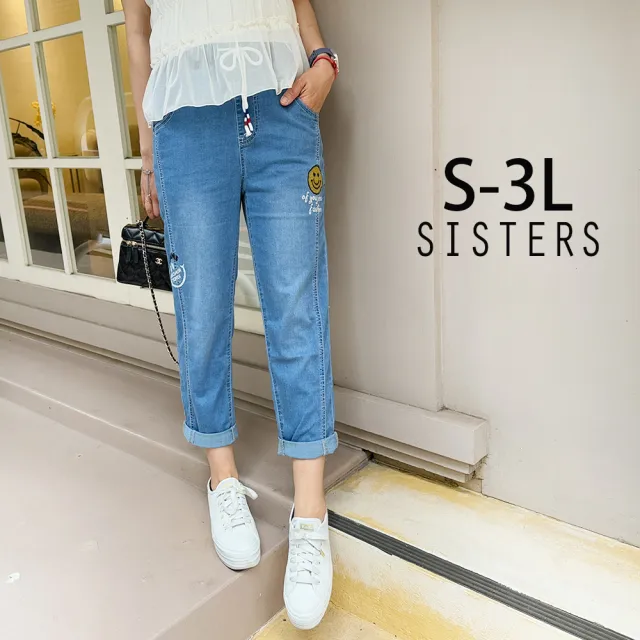 【SISTERS】輕薄彈力笑臉刺繡八分牛仔褲/S-3L(女下著/八分褲/女褲/顯瘦/丹寧/褲子/休閒褲)
