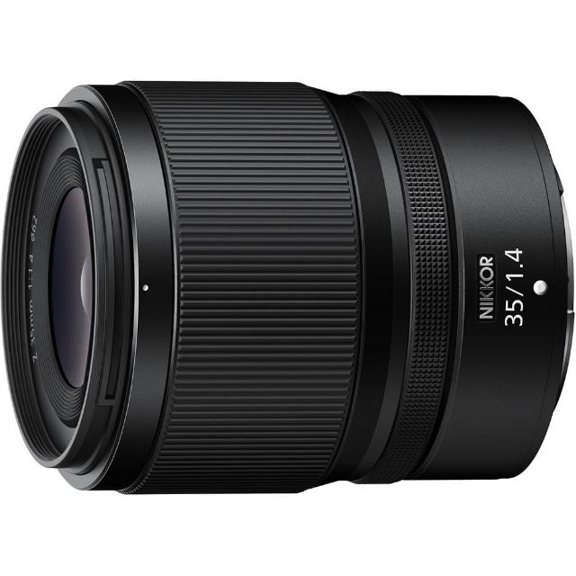  Nikon 尼康 Z 35mm f/1.4 NIKKOR Z 系列標準定焦鏡頭，專為 Nikon Z-Mount 無反相機設計，提供廣角定焦視野與 f/1.4 大光圈，重量僅 401g~600g 輕巧便攜。臺灣總代理公司貨，上網註冊享有 1 年原廠保固，詳情請參考官網 http://www.coolpix.com.tw 或致電國祥貿易服務專線 02-27789966。完美適合風景、人像與街拍攝影，捕捉高解析細膩影像。 