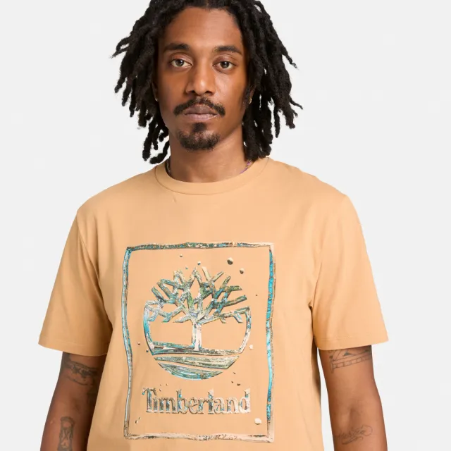 【Timberland】男款淺小麥色LOGO短袖T恤(A5SVKEH3)