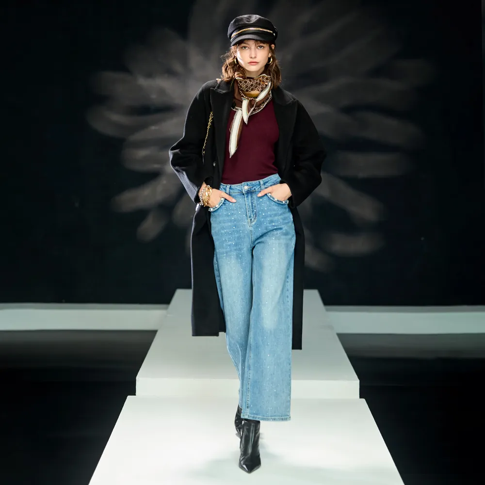 【MON’S】小香風飾袋燙鑽牛仔褲(直)