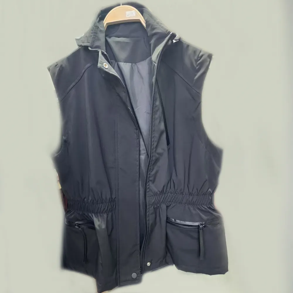 【MON’S】時尚造型防水拉鍊背心(直)