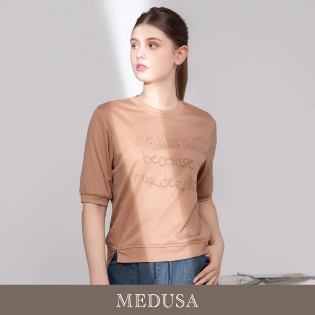 【MEDUSA 曼度莎】現貨-甜甜字母刺繡小開衩T恤 - 2色（M-XL）｜短袖T恤 休閒穿搭 休閒上衣
