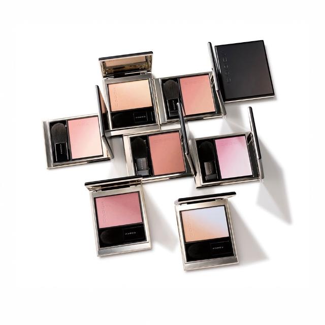 SUQQU 晶採柔艷頰彩週慶組(多色任選) 是日本高階彩妝品牌 SUQQU 推出的限定組合，內含多款經典色號，適合各種膚質使用。產品質地柔滑，色彩飽和度高，能輕鬆打造出自然透亮的頰彩效果。為專櫃正貨，品質有保障，是追求高階妝容的必備彩妝品。