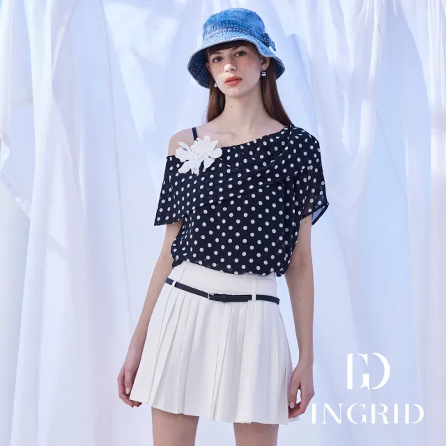 【IGD 英格麗】實體同步款-波點傘狀斜肩雪紡上衣-黑色