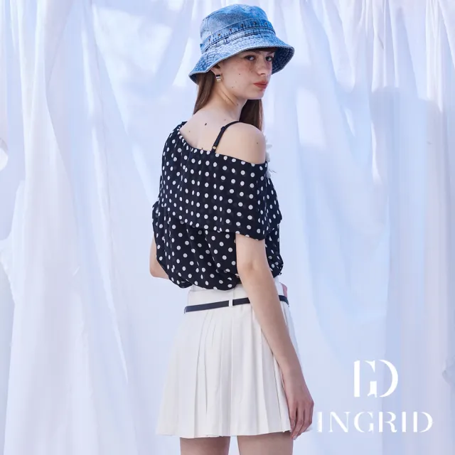 【IGD 英格麗】實體同步款-波點傘狀斜肩雪紡上衣-黑色
