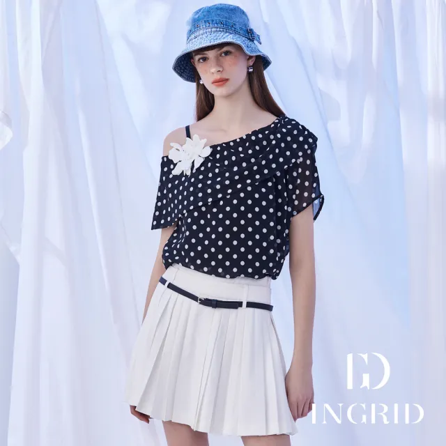 【IGD 英格麗】實體同步款-波點傘狀斜肩雪紡上衣-黑色
