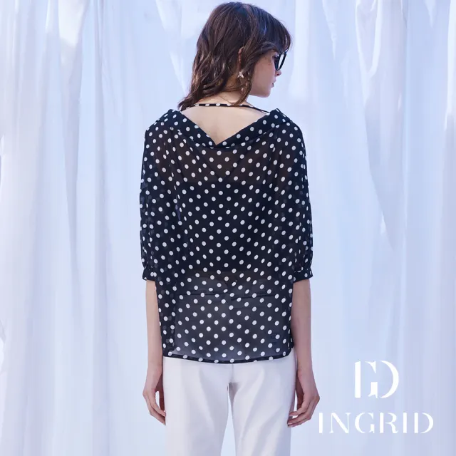 【IGD 英格麗】實體同步款-波點雪紡大V領落肩上衣-黑色