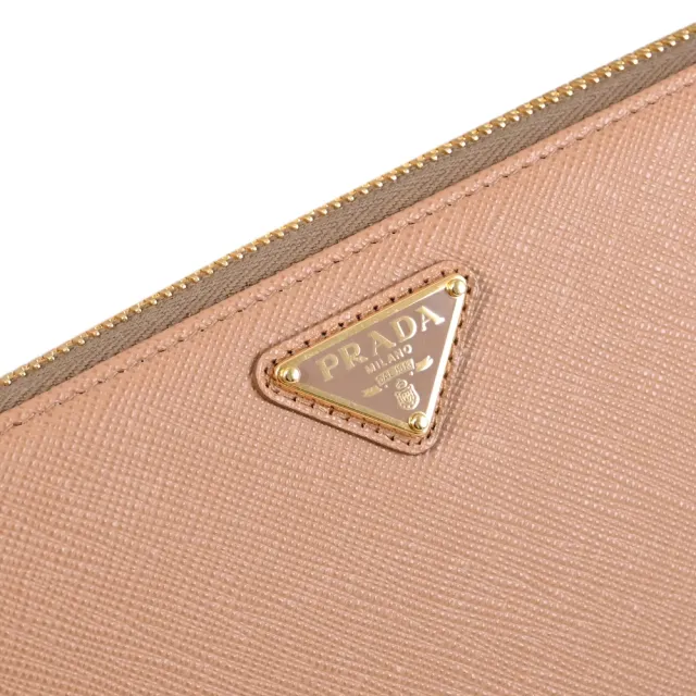 【PRADA 普拉達】金屬三角LOGO防刮皮革發財零錢長夾(淺棕)