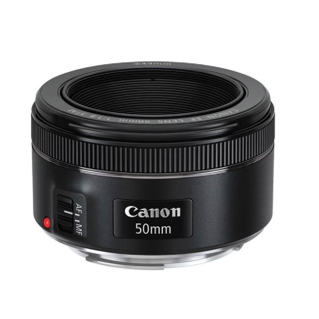 Canon佳能 RF 50mm f/1.8 STM Canon 佳能 RF 50mm f/1.8 STM 標準定焦鏡頭,專為 RF 接環無反相機設計。50mm 焦距提供 46° 視角,f/1.8 大光圈創造絕美背景虛化效果。採用 5 組 6 片鏡片結構與 7 片光圈葉片,影像銳利細膩。齒輪型 STM 步進馬達確保快速安靜對焦,放大倍率 0.25x 適合近拍。輕巧設計,直徑 69.2mm x 長度 40.5mm,重量僅 160g,配 43mm 濾鏡尺寸。公司貨保固 12 個月,完美適用於人像、街拍與日常攝影。