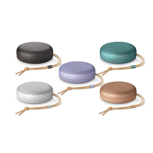 B&O Beosound A1 3rd B&O Beosound A1 3rd 是頂級丹麥品牌 Bang & Olufsen 的攜帶型藍芽喇叭,完美結合時尚設計與卓越音質。支援藍芽連線,具備防潑水功能,適合戶外或日常使用。尺寸僅 4.6(W) × 13.3(Φ) cm,重量約 0.58 公斤,輕巧易攜。顏色選擇包括尤加利綠、天然鋁、蜂蜜金、巖霧黑。配件含主體、USB-C 傳輸線及說明書。透過 NCC CCAB25LP1950T6 及 BSMI R32424 認證,產地中國,提供 3 年以上保固。享受高解析度音樂體驗,提升您的生活品質!