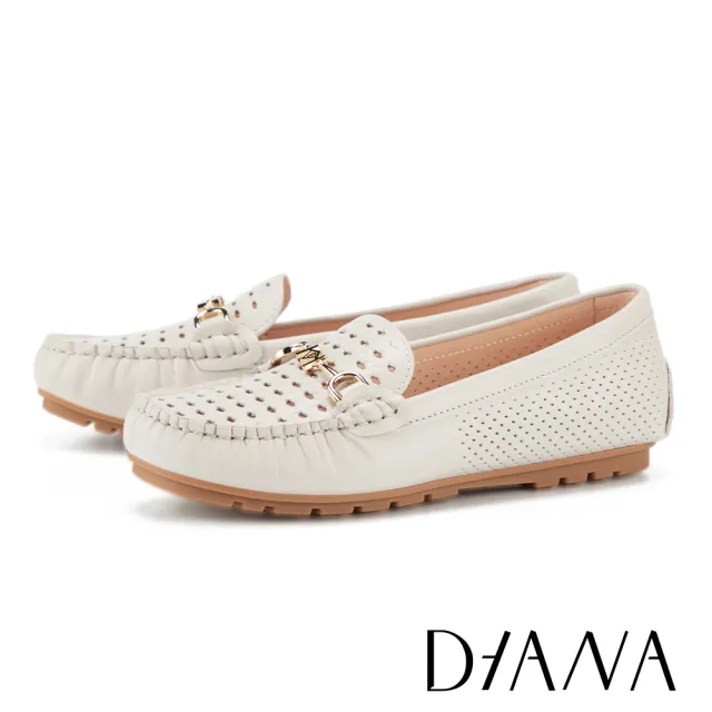 【DIANA】羊皮壓花透氣沖孔飾釦樂福鞋 白色
