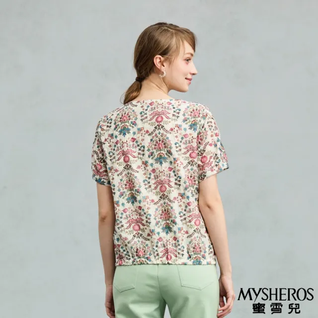 【MYSHEROS 蜜雪兒】純棉造型上衣 滿版古典圖騰印花 愛心閃鑽鈕釦飾(米)