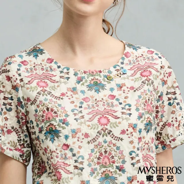【MYSHEROS 蜜雪兒】純棉造型上衣 滿版古典圖騰印花 愛心閃鑽鈕釦飾(米)