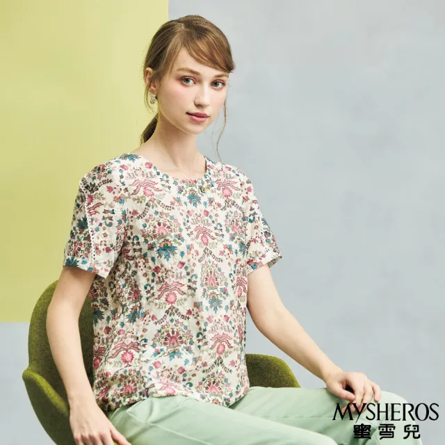 【MYSHEROS 蜜雪兒】純棉造型上衣 滿版古典圖騰印花 愛心閃鑽鈕釦飾(米)