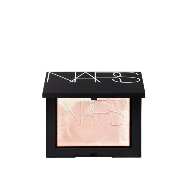 NARS 裸光幻彩蜜粉餅 NARS 裸光幻彩蜜粉餅為專櫃級粉餅,輕盈服帖不卡粉,提供自然裸光妝效。採用高遮蓋力與柔焦效果,適合日常與輕妝使用。色號#SOLSTICE為極晝粉,適合膚色較深者,打造自然放閃的妝容。適用於各種膚質,輕鬆打造無瑕底妝。
