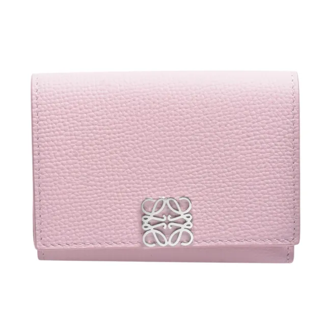 【LOEWE 羅威】經典Anagram品牌LOGO鵝卵石紋小牛皮三折短夾(花瓣粉/銀)